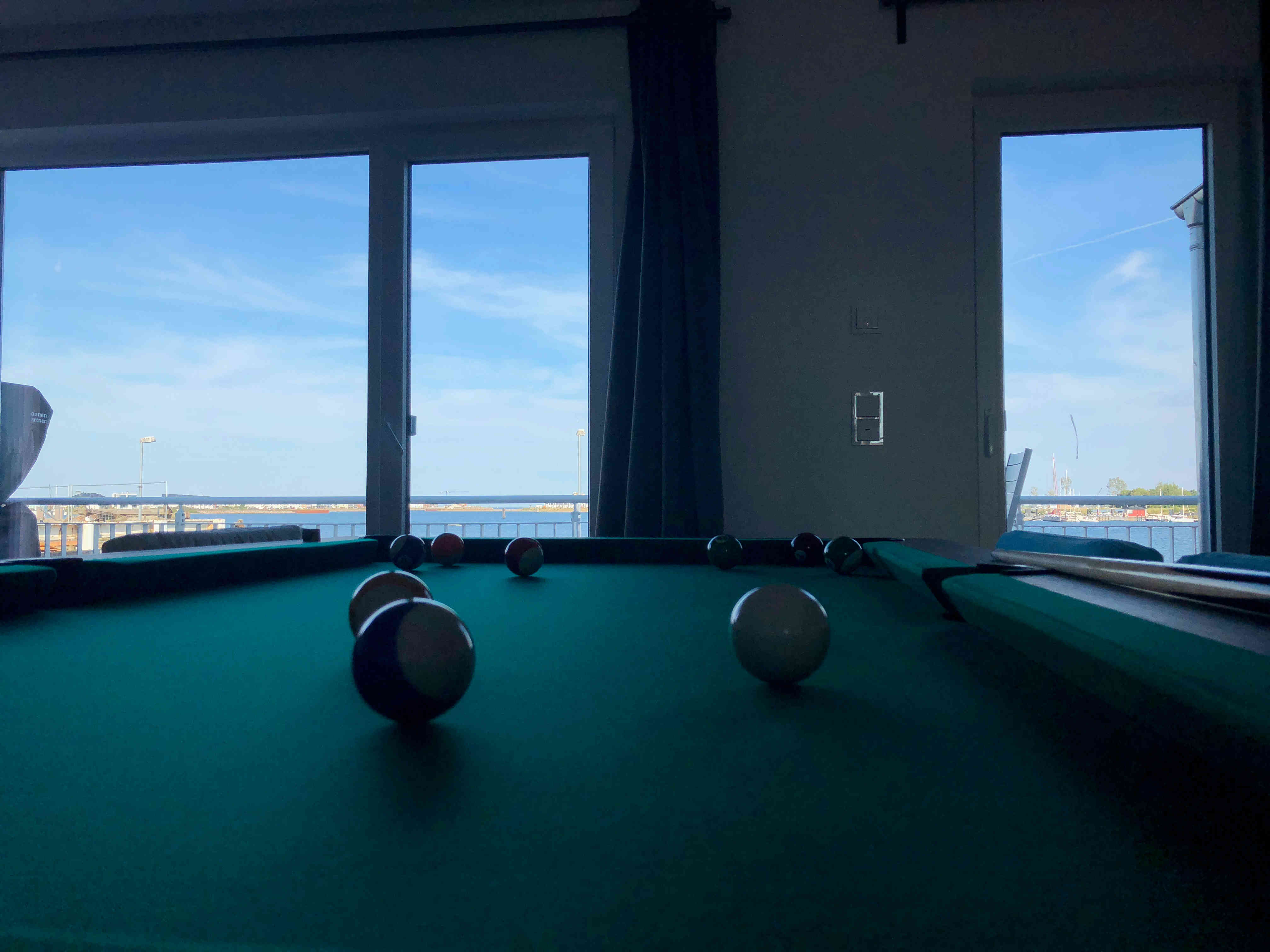Billardtisch mit Blick auf den Hafen