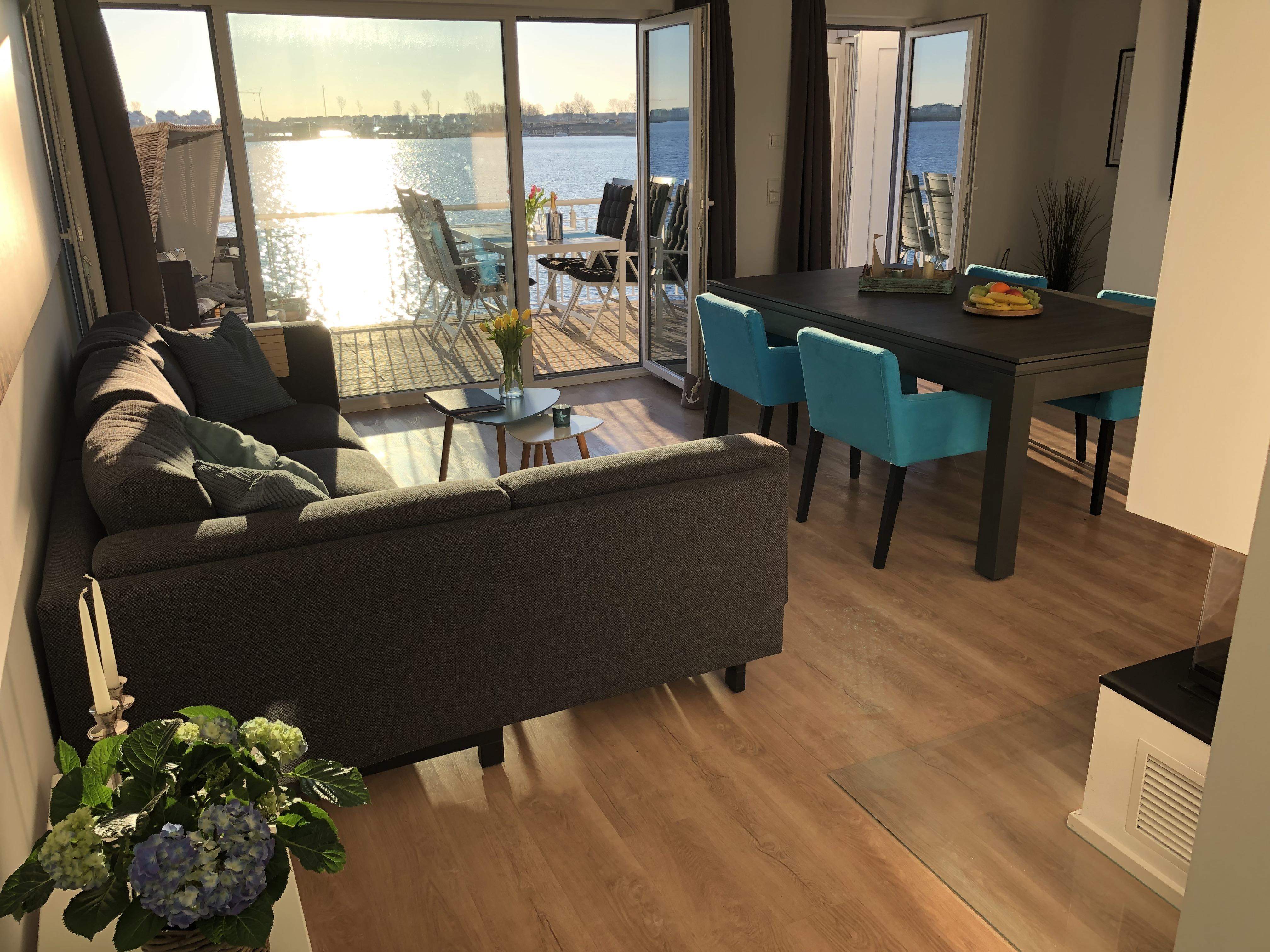Blick ins Wohnzimmer auf den Hafen